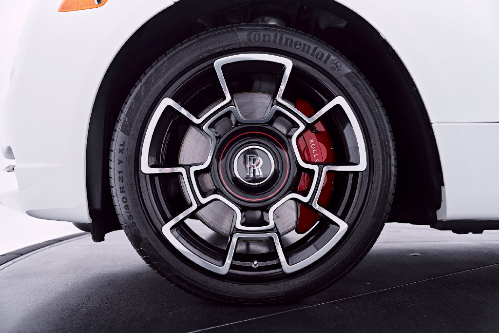 Used 2020 Rolls-Royce Dawn RWD image 3