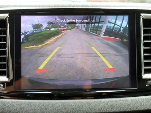 Used 2023 Chrysler Pacifica Touring-L image 49