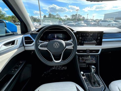 Certified 2025 Volkswagen Taos SE image 19