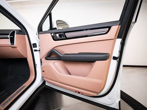Certified 2023 Porsche Cayenne Platinum Edition AWD/4WD image 27