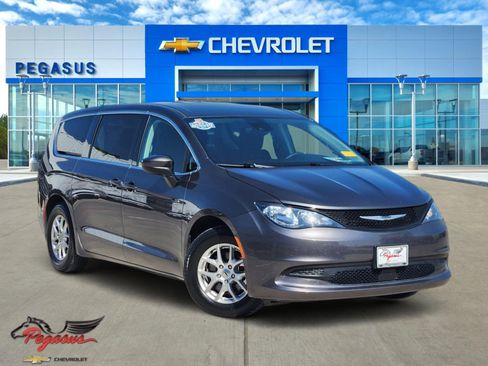Used 2023 Chrysler Voyager LX image 1