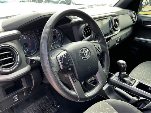 Used 2016 Toyota Tacoma TRD Sport image 17