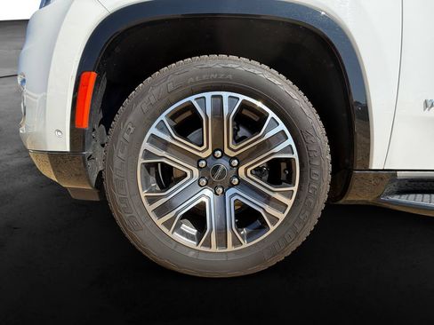 Used 2025 Jeep Wagoneer L Series II AWD/4WD image 12
