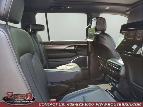 Certified 2024 Jeep Wagoneer Series II AWD/4WD image 16