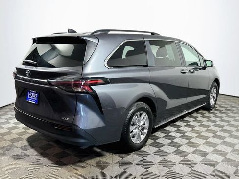 Certified 2025 Toyota Sienna XLE FWD image 7