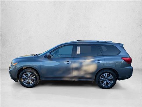 Used 2019 Nissan Pathfinder SV image 2