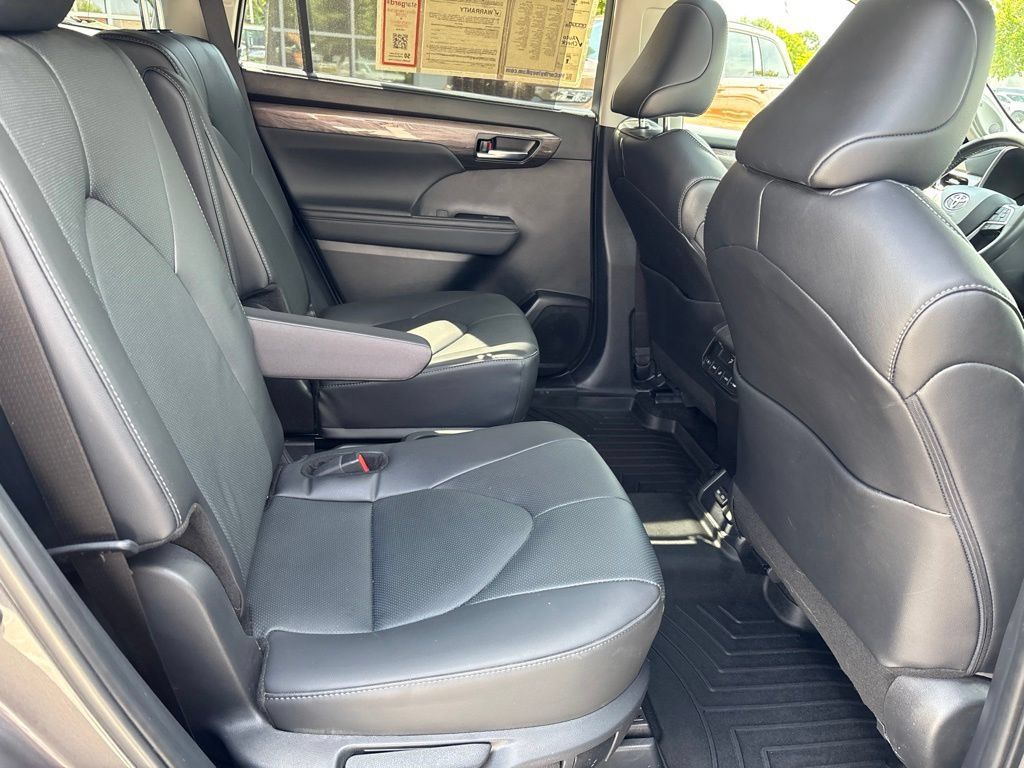 Used 2024 Toyota Highlander Limited AWD/4WD image 22