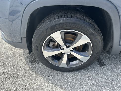 Used 2019 Jeep Cherokee Limited AWD/4WD image 9