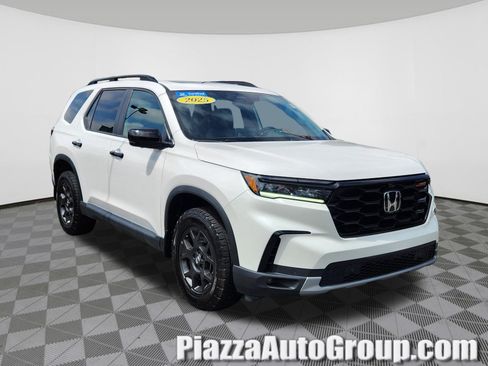 Certified 2025 Honda Pilot TrailSport image 1