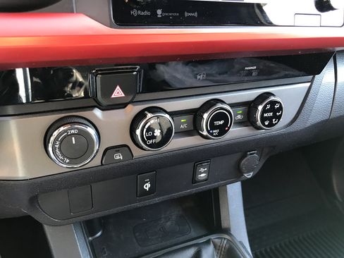 Used 2017 Toyota Tacoma TRD Off-Road image 21