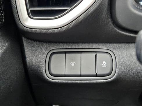 Certified 2025 Hyundai Venue SEL image 30