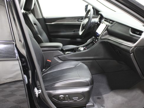 Used 2023 Jeep Grand Cherokee Limited w/ Black Appearance Package image 37