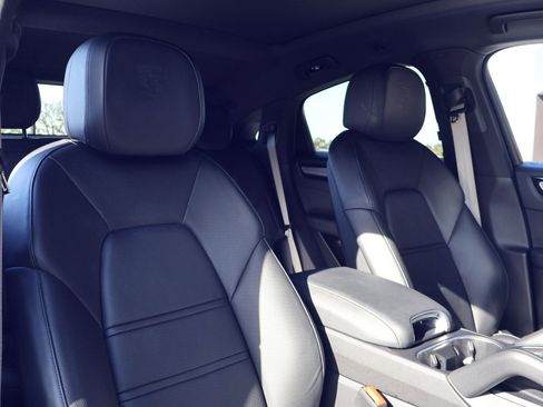 Certified 2023 Porsche Cayenne Platinum Edition image 24