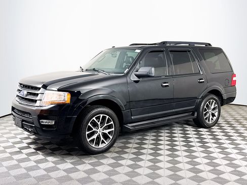 Used 2017 Ford Expedition XLT w/ Equipment Group 202A AWD/4WD image 4