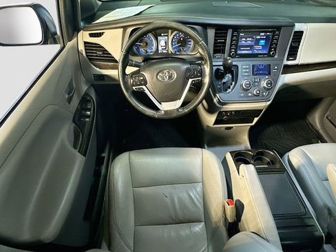 Used 2020 Toyota Sienna XLE image 23
