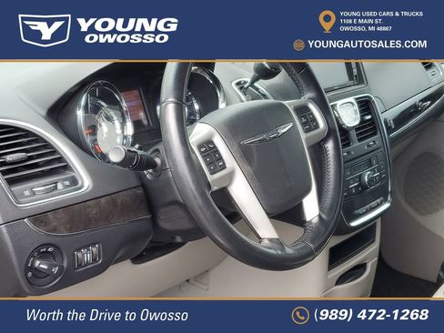 Used 2016 Chrysler Town & Country Touring-L FWD image 11