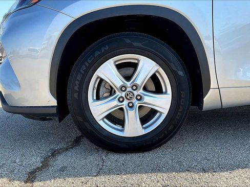 Used 2023 Toyota Highlander LE FWD image 33