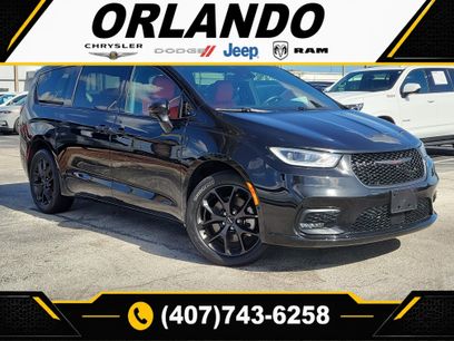 Used 2021 Chrysler Pacifica Limited w/ Uconnect Theater Family Group