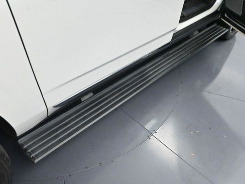 Used 2023 GMC Yukon XL Denali Ultimate image 9