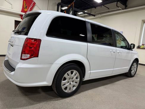 Used 2018 Dodge Grand Caravan SE w/ UConnect Hands-Free Group image 16