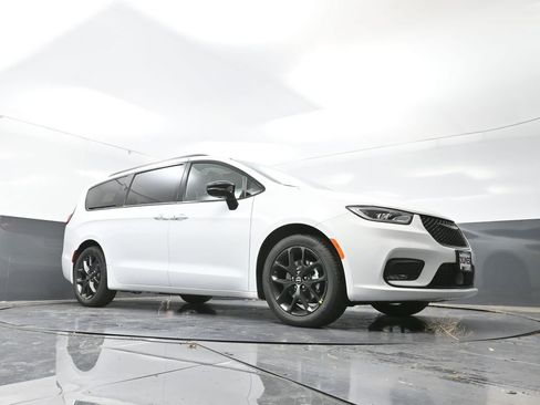 New 2026 Chrysler Pacifica Limited w/ S Appearance Package image 53