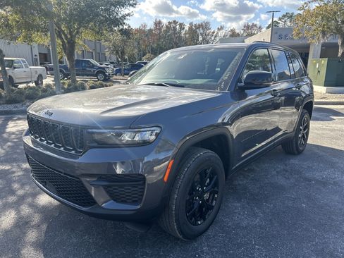 New 2025 Jeep Grand Cherokee Altitude image 3