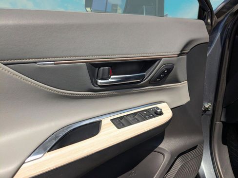 Used 2024 Toyota Venza Limited image 7