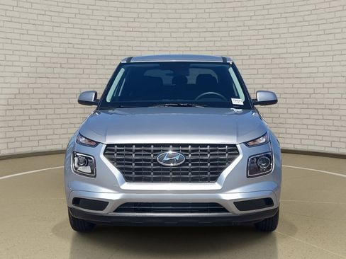Used 2025 Hyundai Venue SE image 2