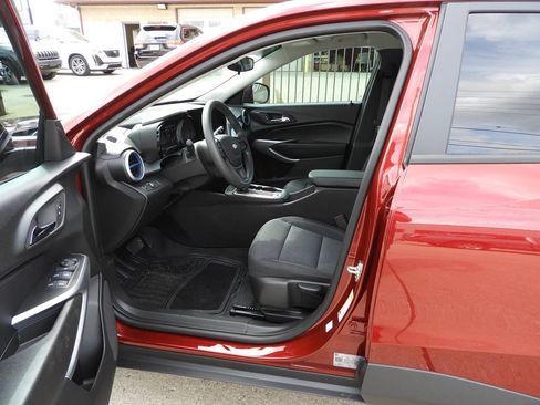 Used 2025 Chevrolet Trax LS w/ LS Convenience Package FWD image 14