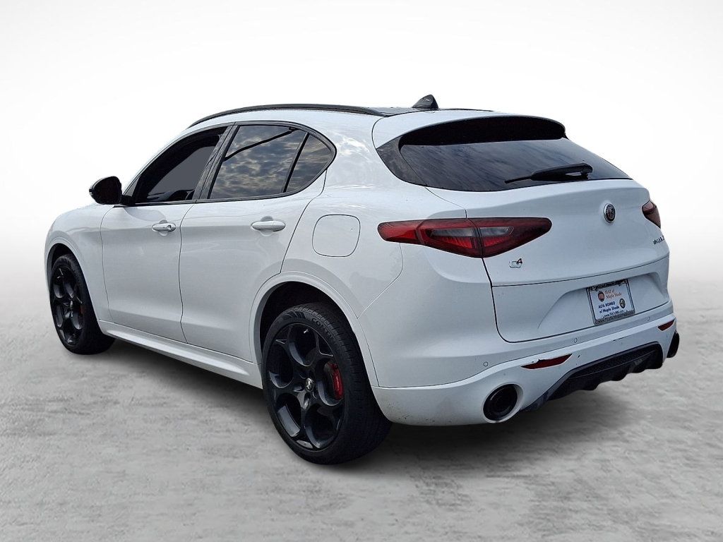 Used 2023 Alfa Romeo Stelvio Veloce AWD/4WD image 3