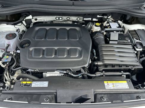 Used 2025 Volkswagen Tiguan SE AWD/4WD image 10