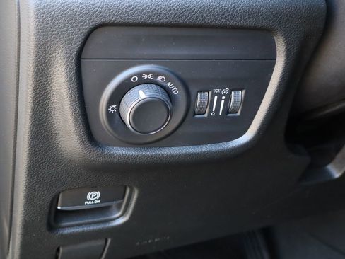 Used 2022 Jeep Grand Cherokee L Laredo image 11