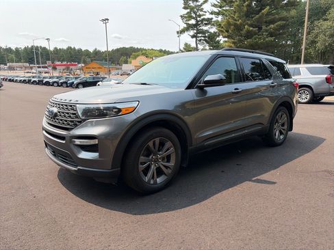 Used 2022 Ford Explorer XLT w/ XLT Sport Appearance Package AWD/4WD image 3