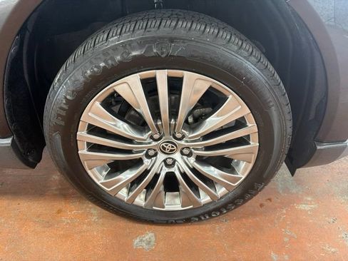 Used 2024 Toyota Venza XLE AWD/4WD image 10
