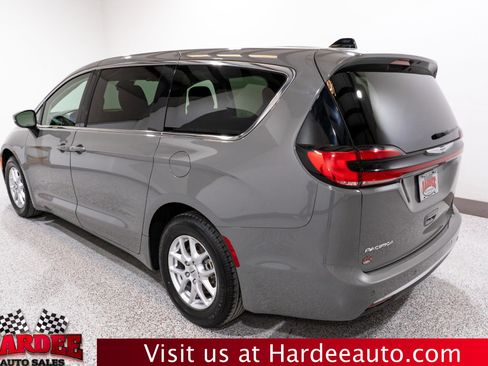 Used 2023 Chrysler Pacifica Touring-L FWD image 3