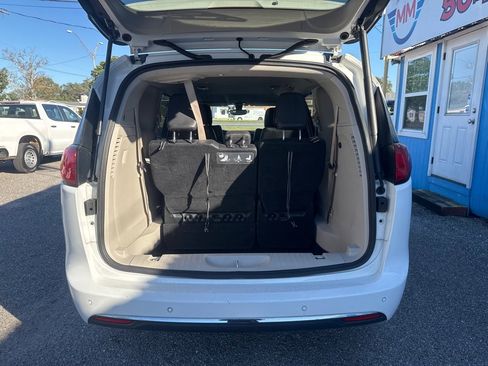 Used 2018 Chrysler Pacifica Touring-L image 7