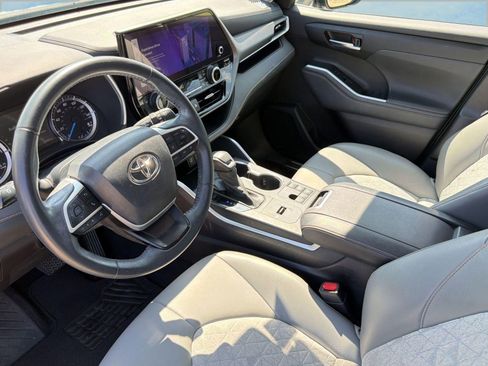 Used 2023 Toyota Highlander Bronze Edition FWD image 4