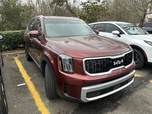 Used 2024 Kia Telluride EX w/ EX Captain's Chair Package image 10
