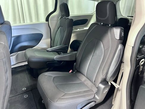 Used 2023 Chrysler Voyager LX image 20