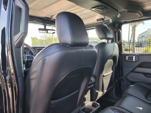 Used 2023 Jeep Gladiator Overland image 12