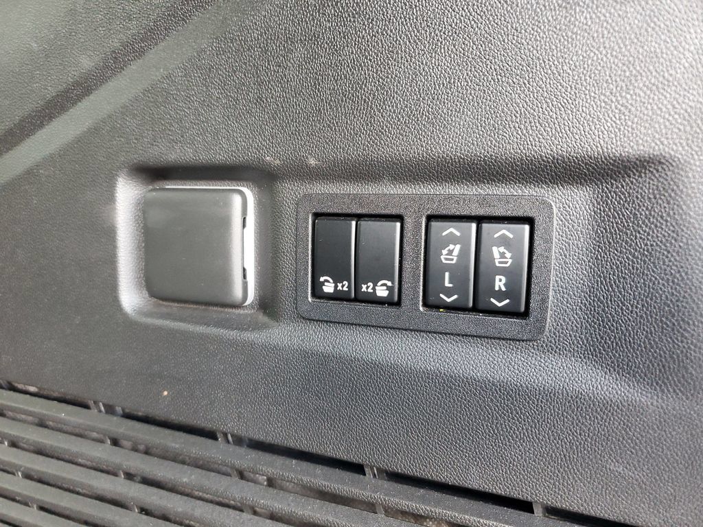 Used 2021 GMC Yukon Denali AWD/4WD image 8