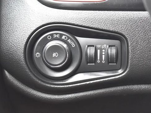 Used 2016 Jeep Renegade Trailhawk w/ Premium Trailhawk Package AWD/4WD image 17