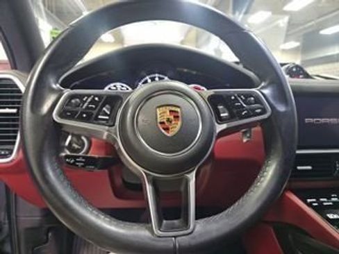 Used 2023 Porsche Cayenne Platinum Edition image 6