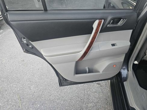 Used 2013 Toyota Highlander Limited image 11