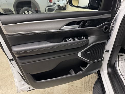 Used 2024 Jeep Wagoneer Series II image 16