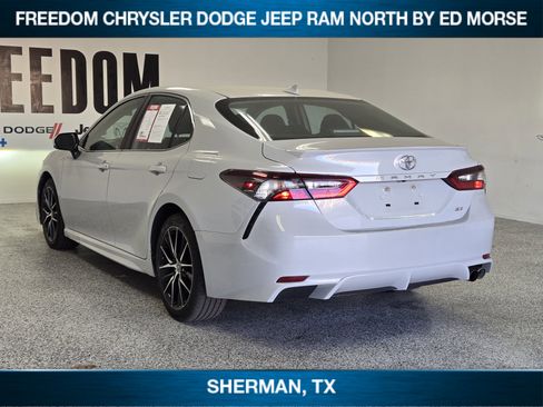 Used 2024 Toyota Camry SE image 4
