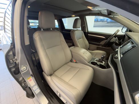 Used 2017 Toyota Highlander SE image 26