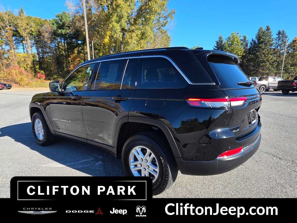 Used 2023 Jeep Grand Cherokee Laredo AWD/4WD image 6