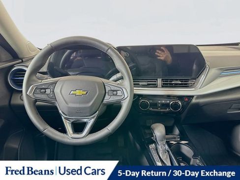 Used 2025 Chevrolet Trax LT w/ Sunroof Package image 24