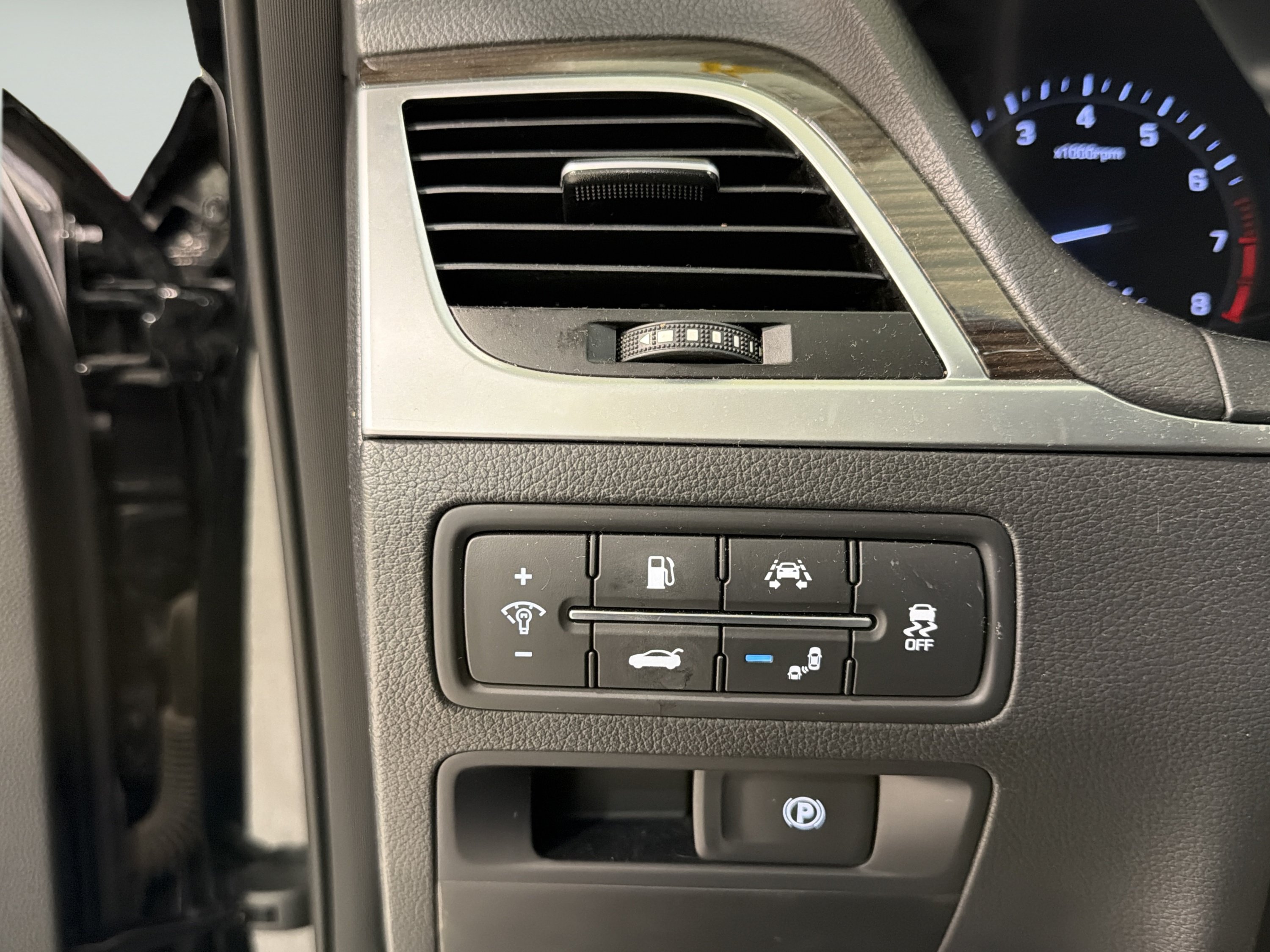 Used 2018 Genesis G80 3.8 RWD image 19
